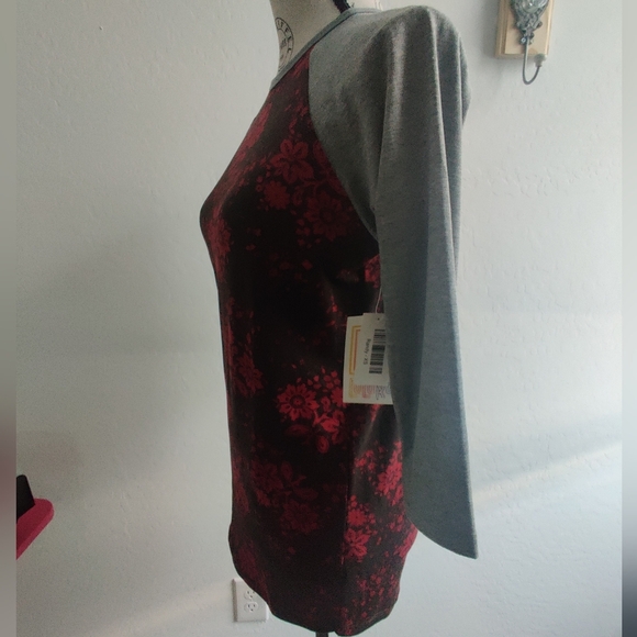 🆕 Red Black & Gray red floral pattern print LuLaRoe 3/4 Sleeve Randy t-shirt_XS - Picture 2 of 5